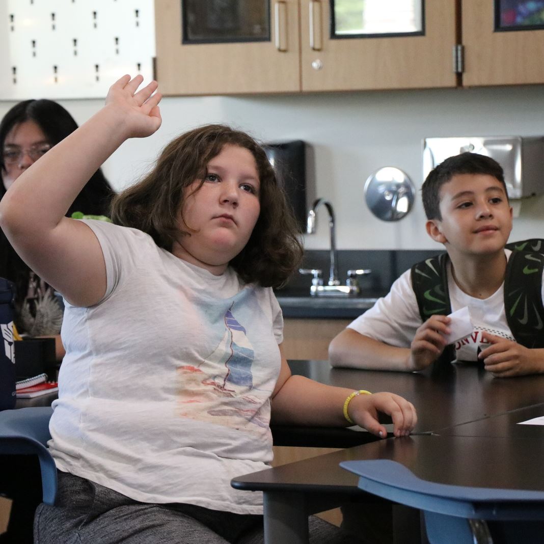  Students attend science class